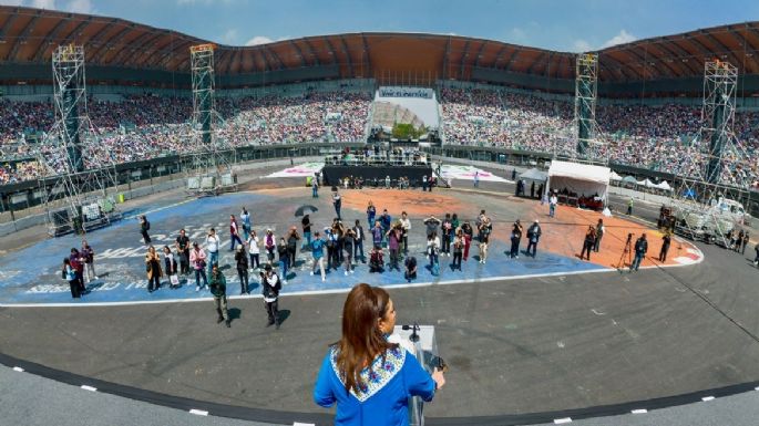 Inicia entrega de tarjetas para útiles y uniformes para alumnos de primaria y secundaria de la CDMX