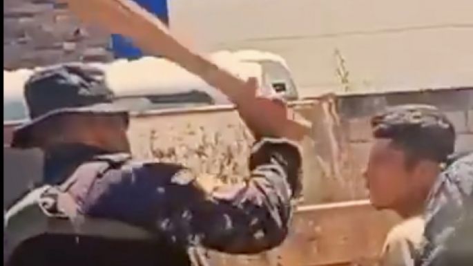 Captan a policías de élite de Chiapas golpeando con una tabla a un joven detenido (Video)