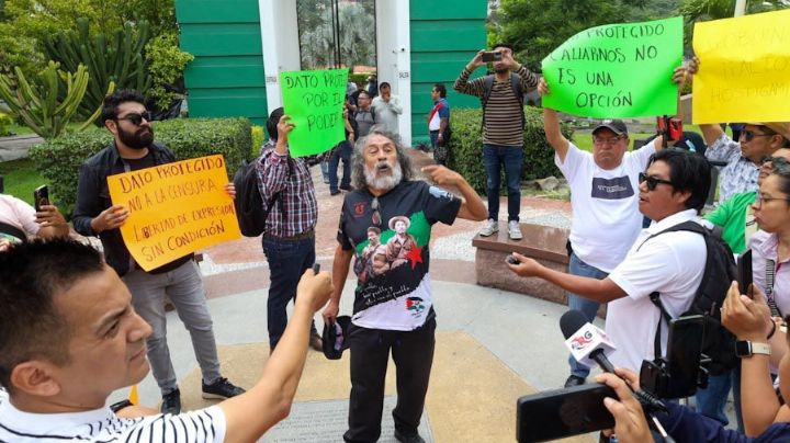 Reporteros protestan en Chilpancingo; denuncian intento de censura contra el medio “El Tlacolol”