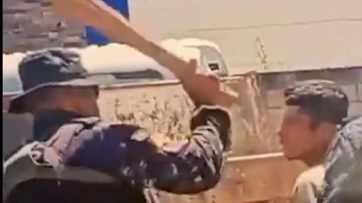 Captan a policías de élite de Chiapas golpeando con una tabla a un joven detenido (Video)