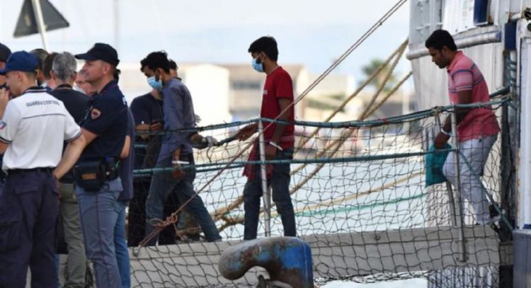 Mueren al menos 20 migrantes por un naufragio frente a la isla italiana de Lampedusa