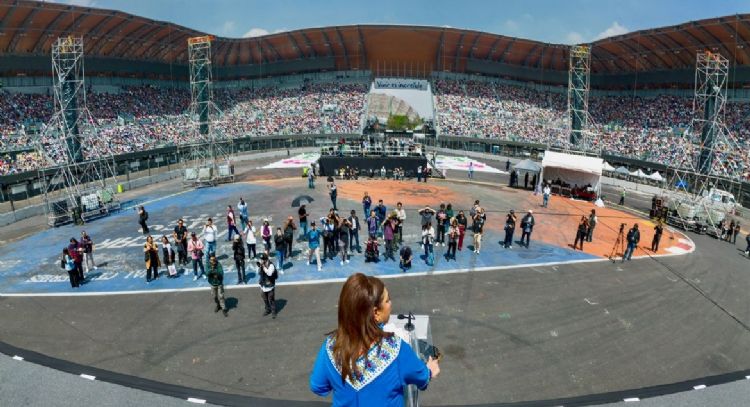 Inicia entrega de tarjetas para útiles y uniformes para alumnos de primaria y secundaria de la CDMX