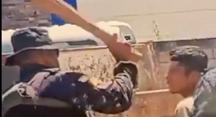 Captan a policías de élite de Chiapas golpeando con una tabla a un joven detenido (Video)