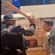 Captan a policías de élite de Chiapas golpeando con una tabla a un joven detenido (Video)