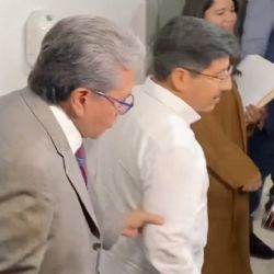 Monreal jala del brazo al nuevo presidente de la Corte y lo tunden en redes (Video)