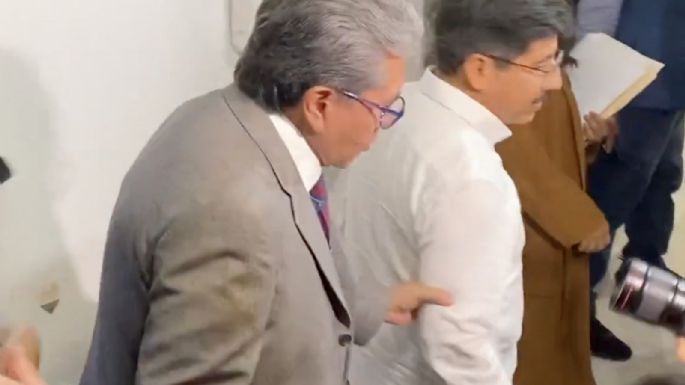 Monreal jala del brazo al nuevo presidente de la Corte y lo tunden en redes (Video)