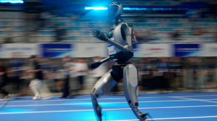 Robots humaoides bailan hip-hop y hacen artes marciales en feria tecnológica