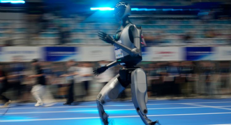 Robots humaoides bailan hip-hop y hacen artes marciales en feria tecnológica