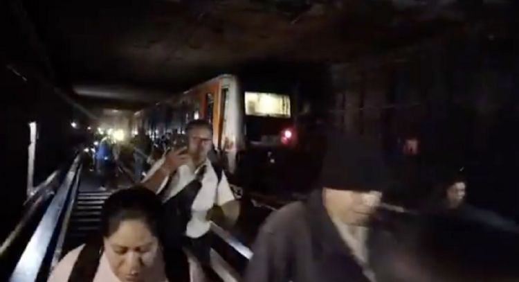 Caos en la LÃ­nea 2 del Metro de CDMX; reportan corto circuito entre Pino SuÃ¡rez y ZÃ³calo (Videos)