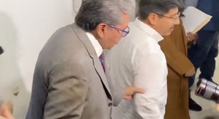 Monreal jala del brazo al nuevo presidente de la Corte y lo tunden en redes (Video)