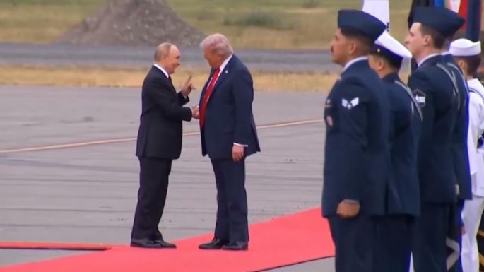 Trump recibe a Putin con un enérgico apretón de manos a su llegada a Alaska (Video)
