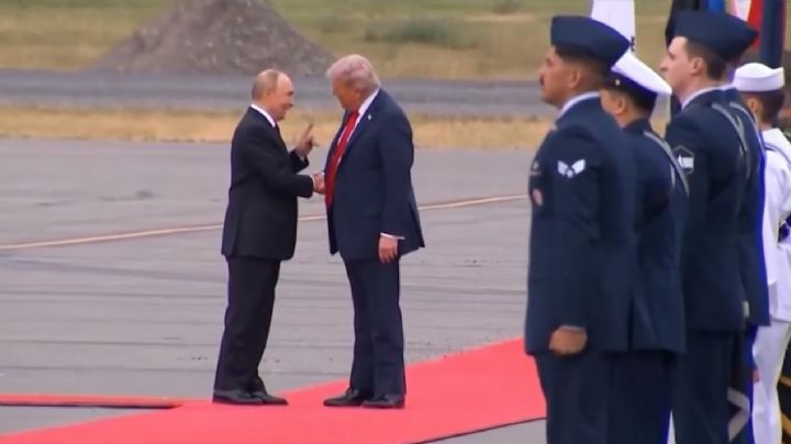 Trump recibe a Putin con un enérgico apretón de manos a su llegada a Alaska (Video)