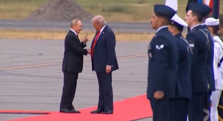 Trump recibe a Putin con un enérgico apretón de manos a su llegada a Alaska (Video)