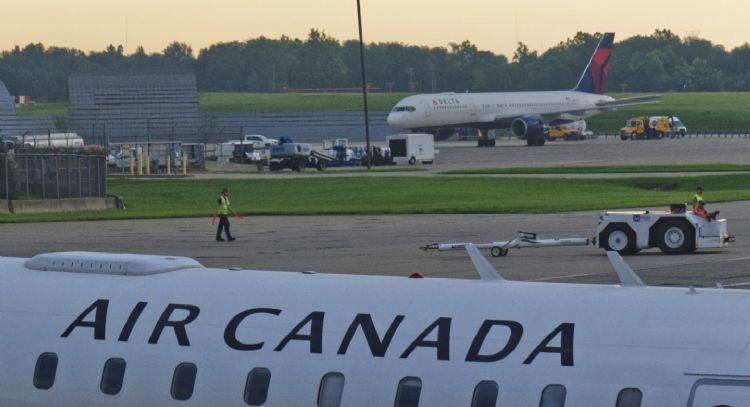 Gobierno canadiense obliga a Air Canada y a los auxiliares de vuelo a volver al trabajo