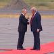 Trump recibe a Putin con un enérgico apretón de manos a su llegada a Alaska (Video)
