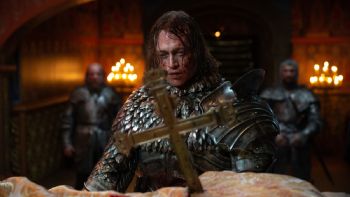 Caleb Landry Jones protagoniza “Drácula”, del director francés Luc Besson
