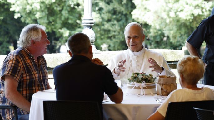El papa León XIV celebra misa para personas sin hogar y las invita a almorzar en su villa de verano