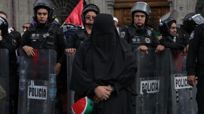 Policías enfrentan a encapuchados durante marcha en CDMX a favor de Palestina