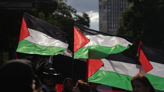 Policías enfrentan a encapuchados durante marcha en CDMX a favor de Palestina