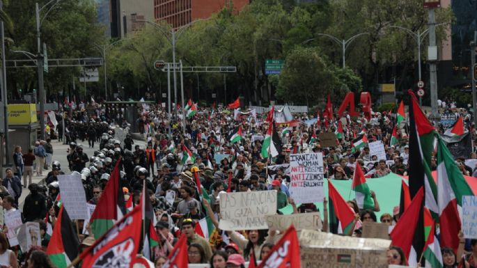 Policías enfrentan a encapuchados durante marcha en CDMX a favor de Palestina