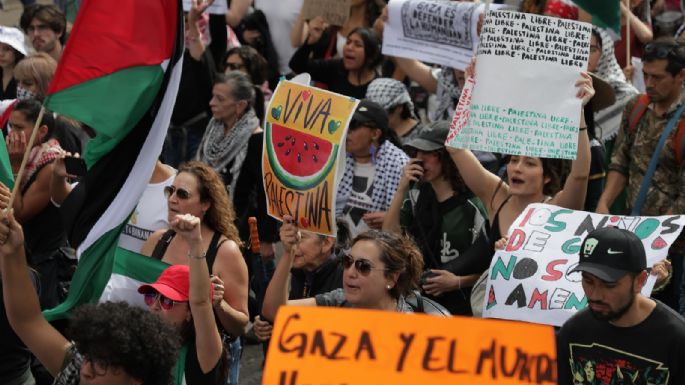 Policías enfrentan a encapuchados durante marcha en CDMX a favor de Palestina