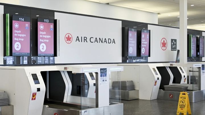 Auxiliares de vuelo continúan en paro laboral y Air Canada suspende reinicio de operaciones