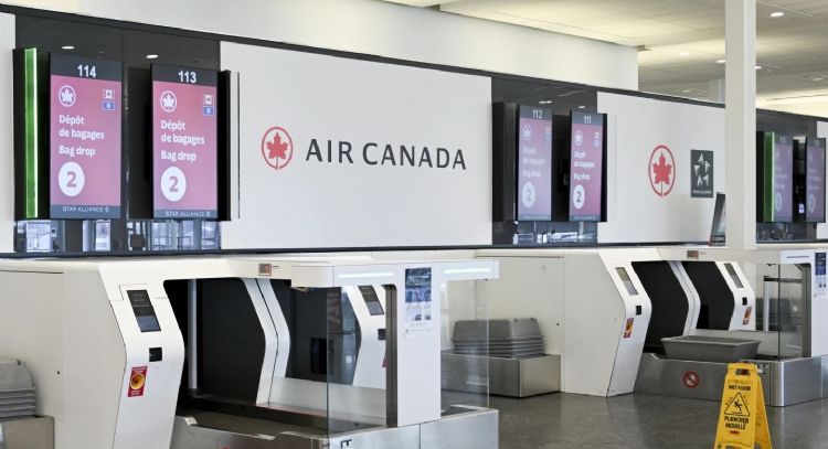 Auxiliares de vuelo continúan en paro laboral y Air Canada suspende reinicio de operaciones
