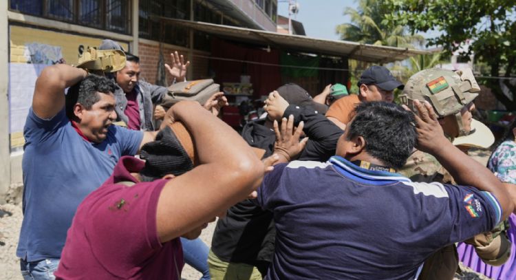 Apedrean a candidato presidencial Andrónico Rodríguez, considerado “traidor” a Evo Morales (Video)