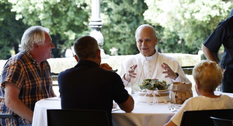 El papa León XIV celebra misa para personas sin hogar y las invita a almorzar en su villa de verano