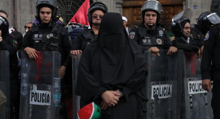 Policías enfrentan a encapuchados durante marcha en CDMX a favor de Palestina