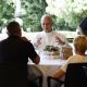 El papa León XIV celebra misa para personas sin hogar y las invita a almorzar en su villa de verano
