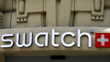 El fabricante suizo de relojes Swatch se disculpa y retira anuncio considerado racista