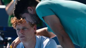 Alcaraz gana el Abierto de Cincinnati tras la retirada de Sinner en el primer set por enfermedad