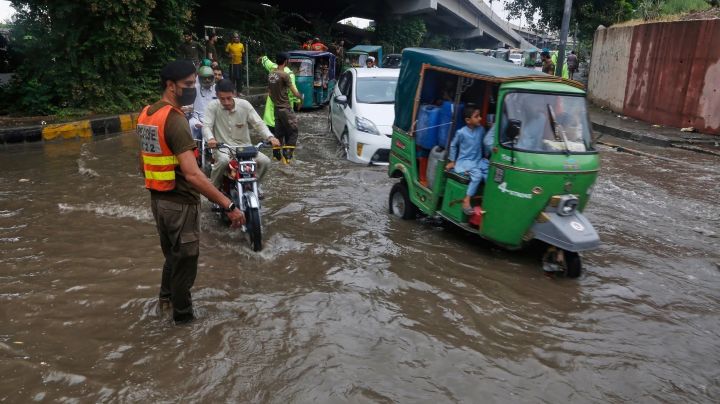 Más de 150 personas siguen desaparecidas tras devastadoras inundaciones en noroeste de Pakistán
