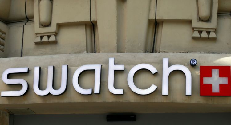 El fabricante suizo de relojes Swatch se disculpa y retira anuncio considerado racista