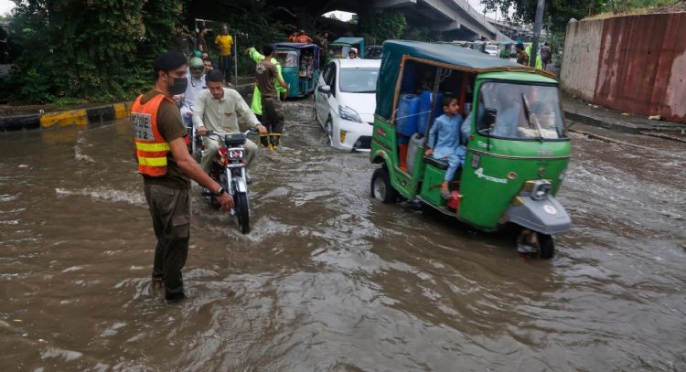 Más de 150 personas siguen desaparecidas tras devastadoras inundaciones en noroeste de Pakistán