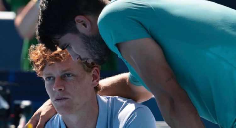 Alcaraz gana el Abierto de Cincinnati tras la retirada de Sinner en el primer set por enfermedad