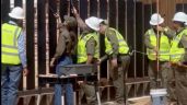 Foto ilustrativa de la nota titulada: Trump ordena pintar de negro el muro para que se caliente y sea más difícil de escalar (Video)