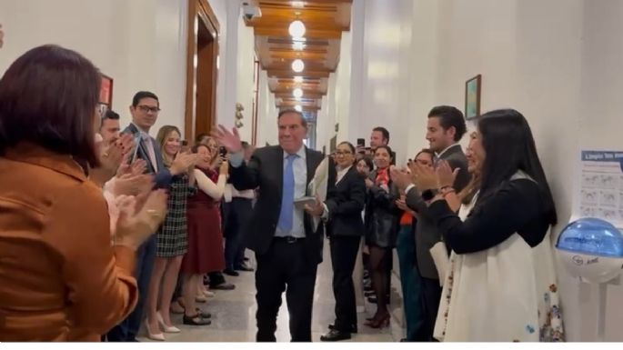 Rinden tributo con aplausos y porras a ministros salientes de la Suprema Corte (Video)