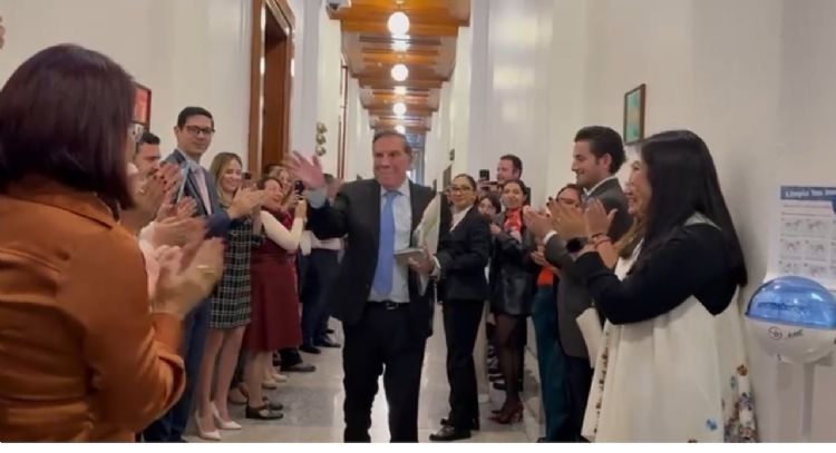 Rinden tributo con aplausos y porras a ministros salientes de la Suprema Corte (Video)