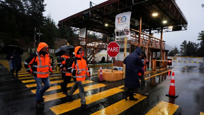 Rescatistas avanzan en su intento por contactar a cinco obreros atrapados en mina de Chile