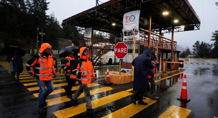 Rescatistas avanzan en su intento por contactar a cinco obreros atrapados en mina de Chile