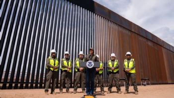 EU pinta de negro el muro fronterizo con México para subir la temperatura y frenar paso de migrantes