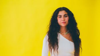 Silvana Estrada: sobre la vulnerabilidad, el feminismo y “Vendrán suaves lluvias” (Video)