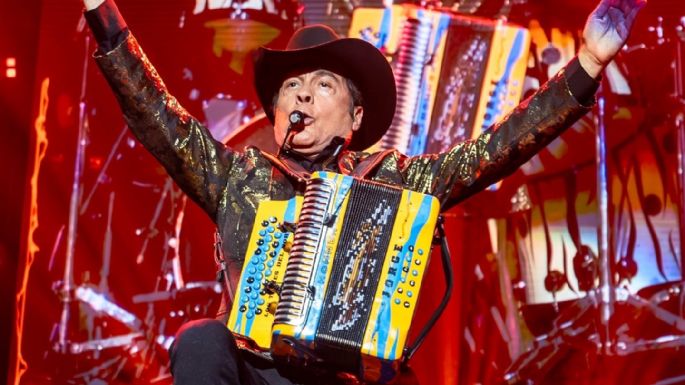 Vocalista de Los Tigres del Norte sufre caída en pleno concierto (Video)