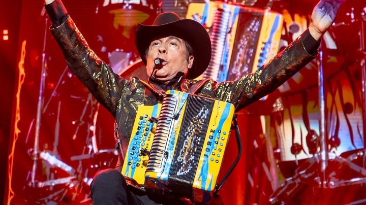 Vocalista de Los Tigres del Norte sufre caída en pleno concierto (Video)