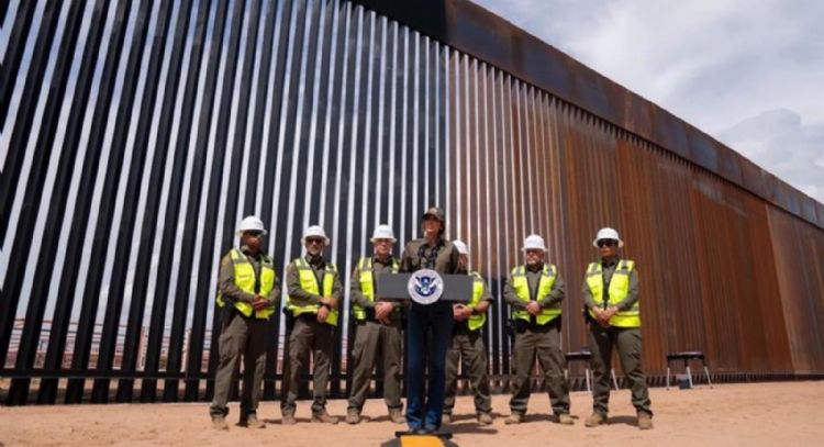 EU pinta de negro el muro fronterizo con México para subir la temperatura y frenar paso de migrantes