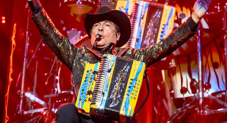Vocalista de Los Tigres del Norte sufre caída en pleno concierto (Video)