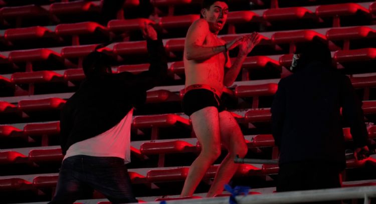 Suspenden por violencia partido entre Independiente y Universidad de Chile en Argentina (Videos)