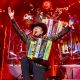 Vocalista de Los Tigres del Norte sufre caída en pleno concierto (Video)